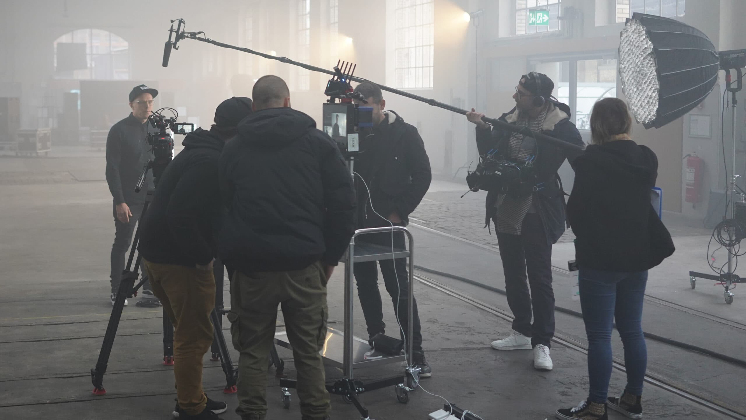 Filmproduktion mit Boom, Kamera und Set-Ton