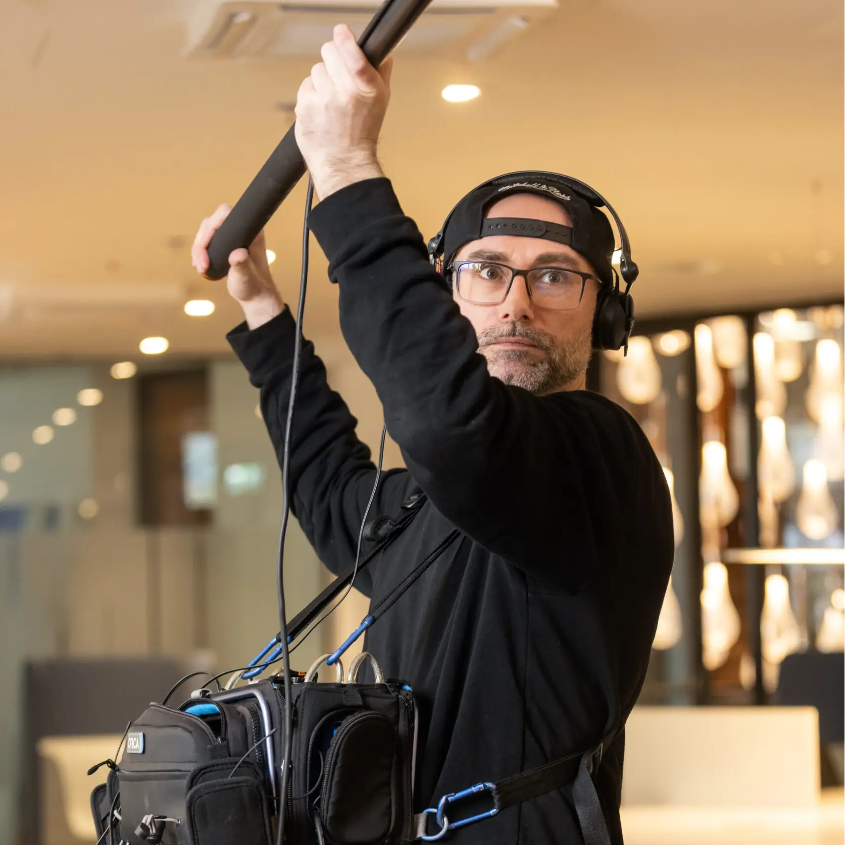 Tonmeister mit Boom-Mikrofon und Field-Recording-Tasche